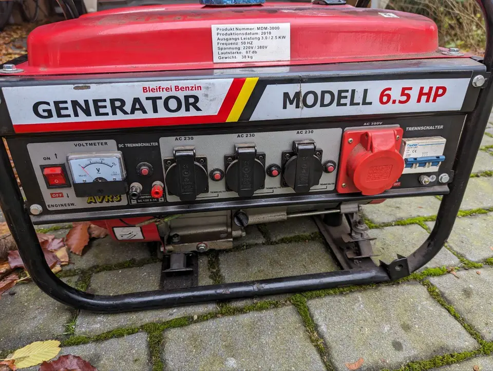 Das Bedienfeld eines roten tragbaren Stromgenerators